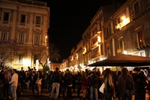 Catania : strade piene e locali affollati.
