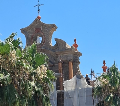 Regalbuto ritrova il suo volto: fiori al Municipio e luce a Santa Maria la Croce