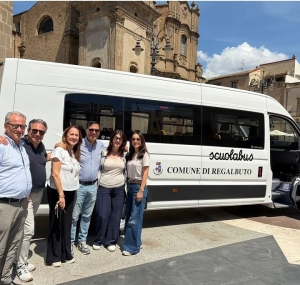 Regalbuto mette in moto il futuro: presentato in Piazza il nuovo scuolabus ibrido