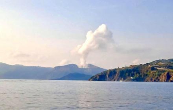 Emissione gas nocivi a Vulcano, vertice con il presidente Musumeci: «Situazione stabile»