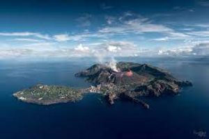 Isola di Vulcano, Musumeci su rischi emissioni gas: «Prudenza costante e vacanza responsabile»